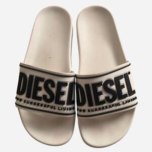 Diesel white black logo man slides size 7 wmns W 8.5
Minimal signs of use